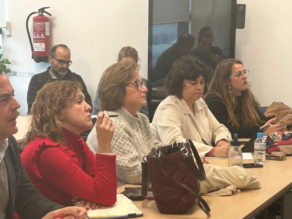 La alcaldesa de Sanl&uacute;car, Carmen &Aacute;lvarez, asisti&oacute; a una reuni&oacute;n clave para coordinar la participaci&oacute;n del municipio en Fitur 2025, destacando el potencial tur&iacute;stico de la ciudad. Sanl&uacute;car estar&aacute; presente en el Pabell&oacute;n 5, junto a la Costa Noroeste y la Campi&ntilde;a de Jerez.