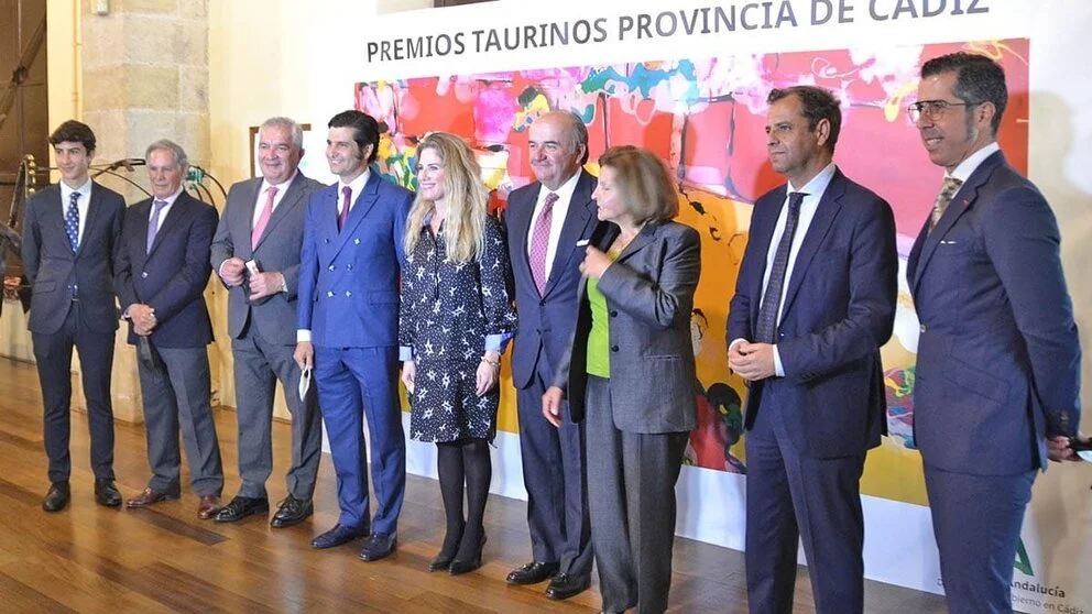Sanl&uacute;car de Barrameda ser&aacute; sede de la gala de los IV Premios Taurinos de C&aacute;diz en marzo de 2025. Entre los galardonados destacan Morante de la Puebla como mejor matador, Emilio Silvera como mejor novillero y la ganader&iacute;a La Palmosilla. Descubre todos los detalles sobre este evento que celebra la tradici&oacute;n taurina en nuestra provincia.