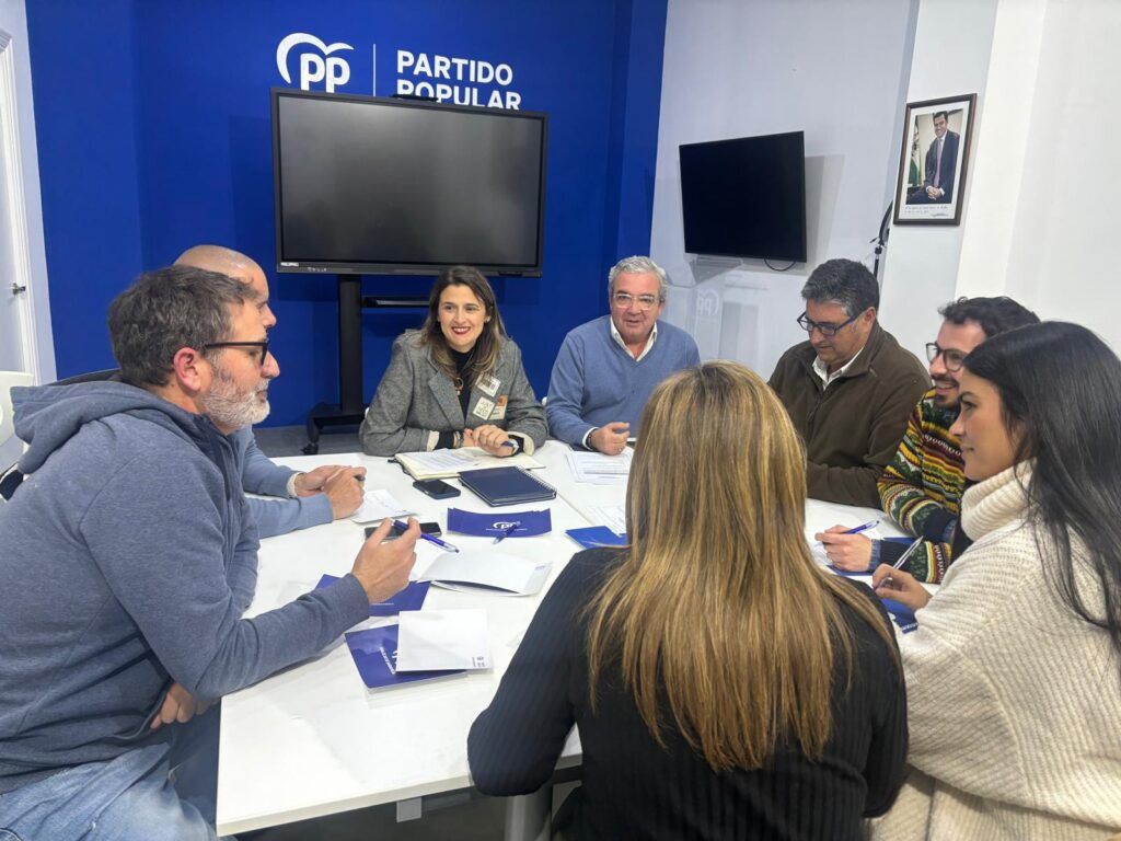 El Partido Popular de Sanl&uacute;car anuncia la incorporaci&oacute;n de Esperanza Zaragoza como nueva concejala tras la renuncia de Luc&iacute;a Rodr&iacute;guez. Zaragoza, graduada en Derecho y con 28 a&ntilde;os, es valorada como un importante activo para reforzar la acci&oacute;n pol&iacute;tica del grupo municipal liderado por Carmen P&eacute;rez. El PP reafirma su compromiso con los sanluque&ntilde;os, destacando su labor de oposici&oacute;n al gobierno local de IU y PSOE, y su cercan&iacute;a con las inquietudes ciudadanas.

