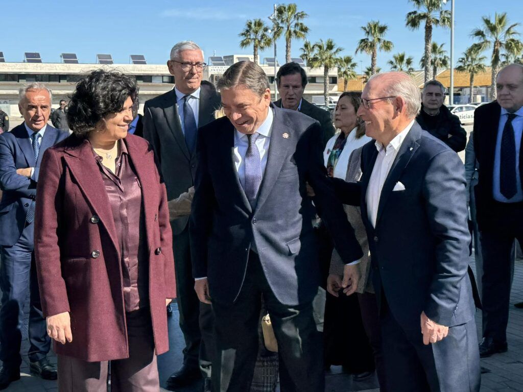 a alcaldesa de Sanl&uacute;car recibe al ministro de Agricultura y Pesca para abordar el futuro del sector