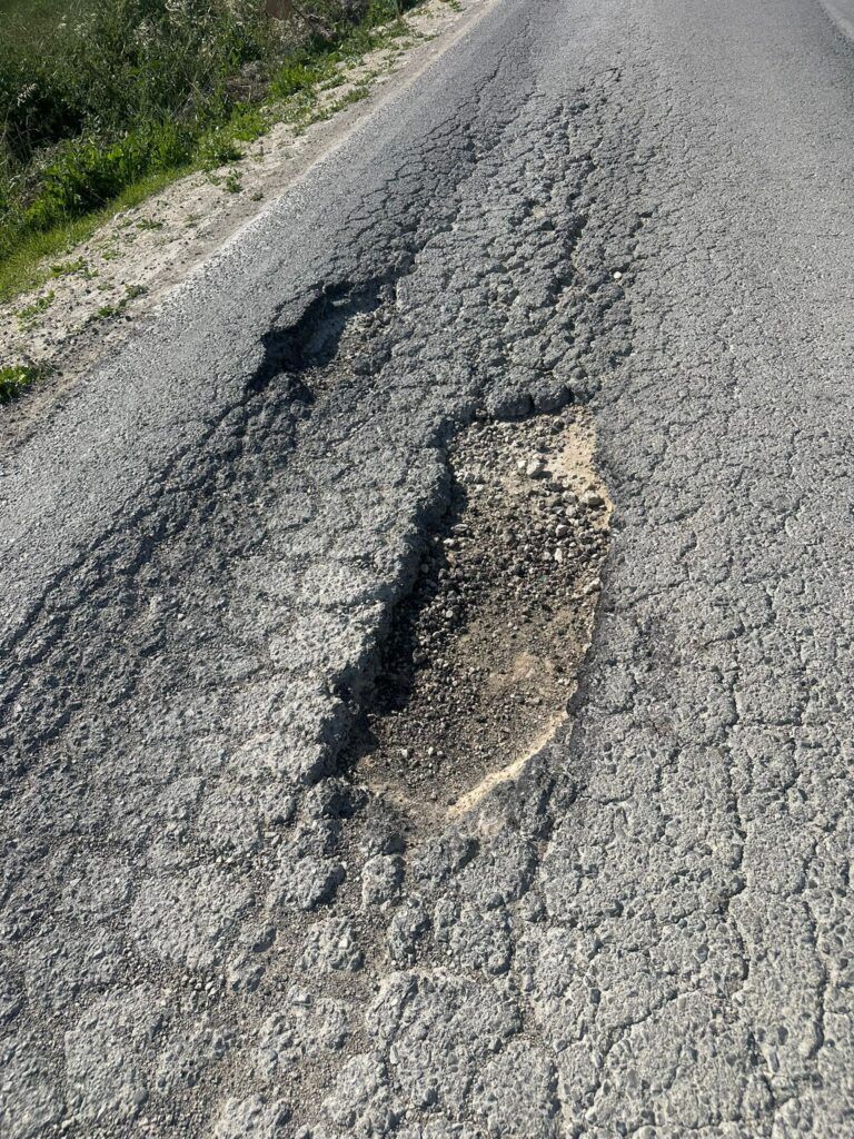 Vecinos denuncian el peligroso estado de la carretera del Pr&aacute;ctico en Sanl&uacute;car, acceso clave a Mart&iacute;n Miguel y La Algaida