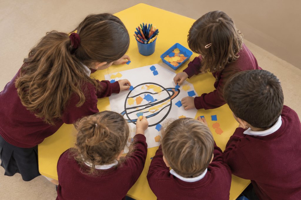 Alumnos de Educaci&oacute;n Infantil de La Salle San Francisco trabajando juntos en los Entornos Internivel.
